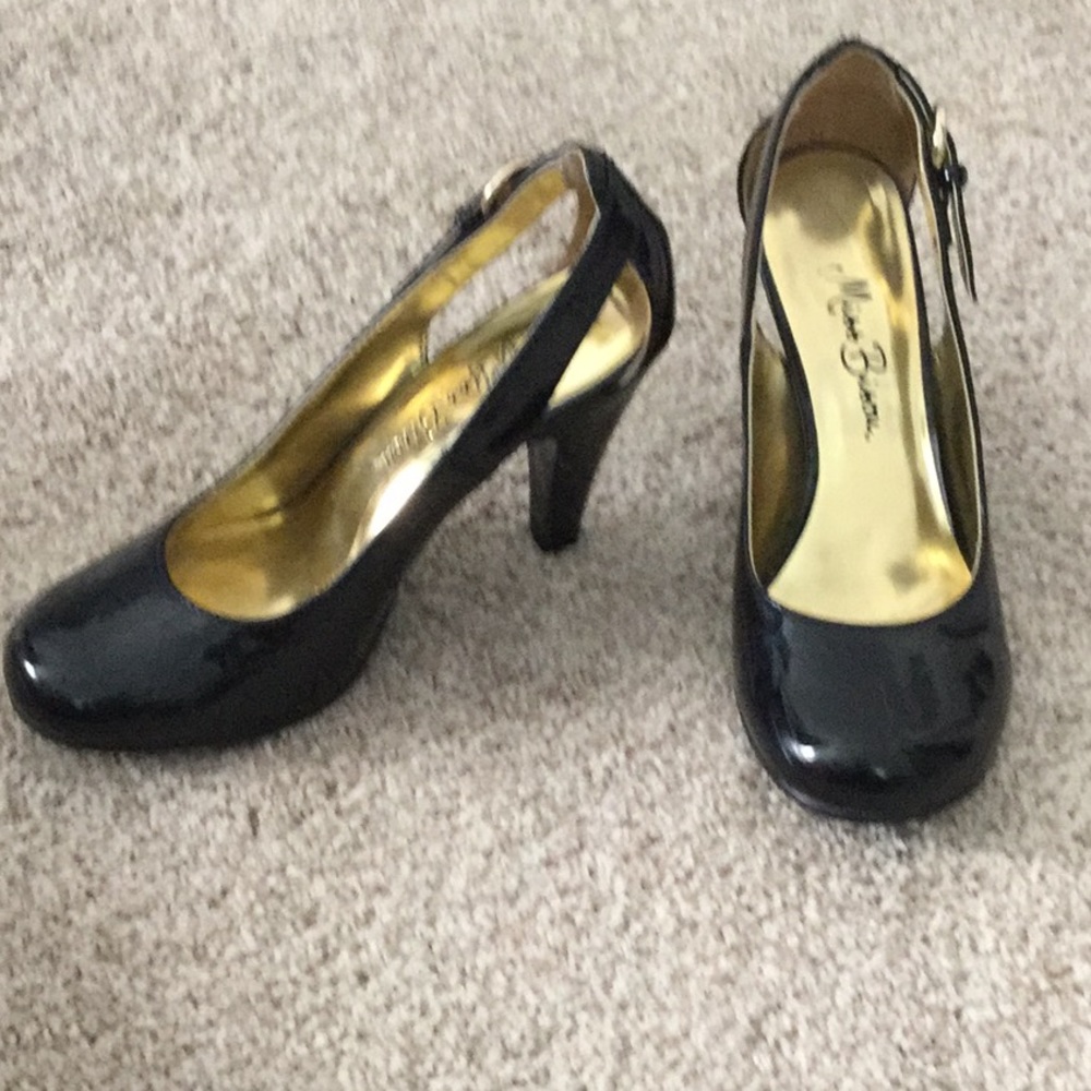 6M Black Patent Leather Pumps